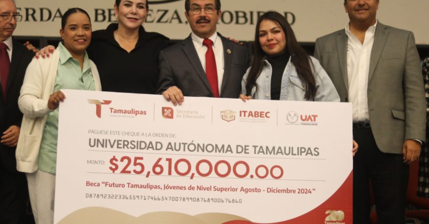 Entrega rector apoyos a estudiantes de la UAT en Nuevo Laredo