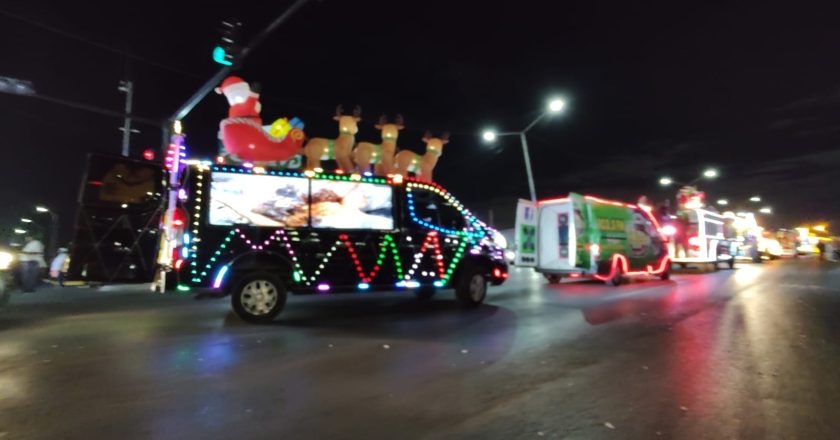 Miles de reynosenses presenciaron la caravana navideña