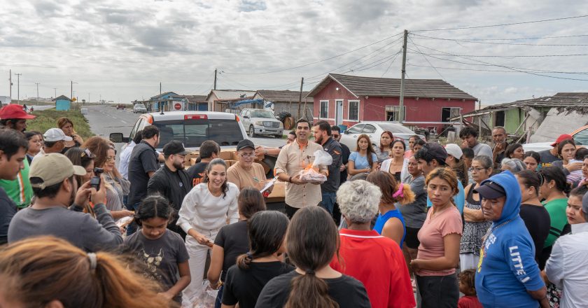 Entrega Roberto Lee, cenas navideñas a pescadores y sus familias