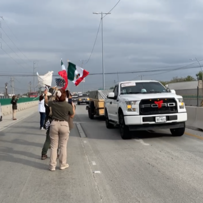 Escoltan a paisanos que ingresan por el puente Reynosa-Pharr