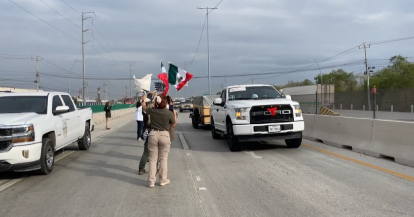 Escoltan a paisanos que ingresan por el puente Reynosa-Pharr