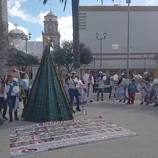 Encendió colectivo Amor por los desaparecidos el “Pino de la Esperanza”