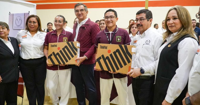 Gobernador y Rector entregaron equipo de cómputo a estudiantes y docentes