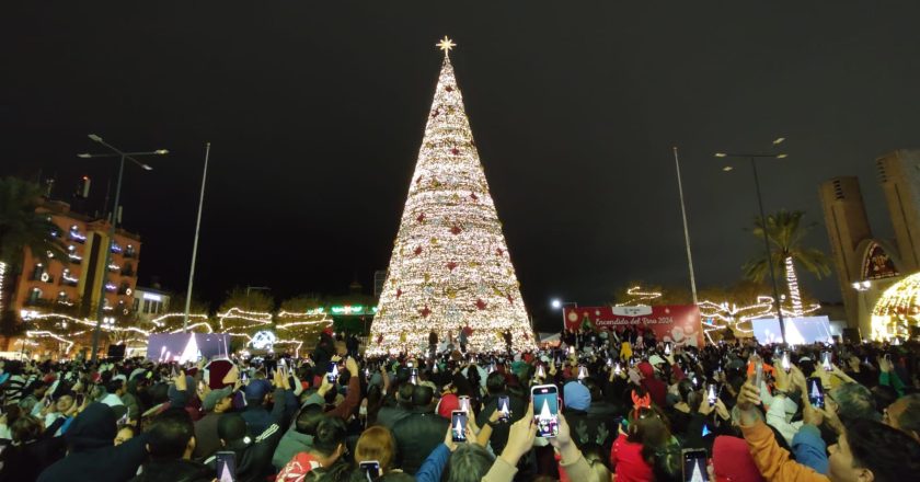 Encendió Reynosa el mega pino navideño