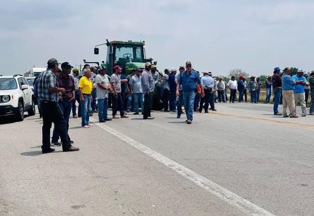 Amenazan productores con cerrar carretera