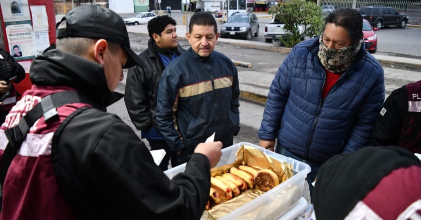 Apoya Guardia Estatal de Género con alimentos y bebidas calientes a viajeros