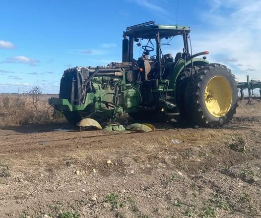 Se incendió tractor al pisar una mina explosiva