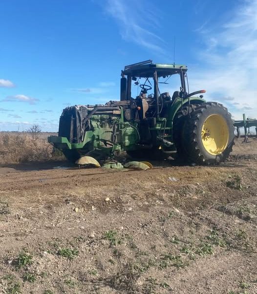 Se incendió tractor al pisar una mina explosiva