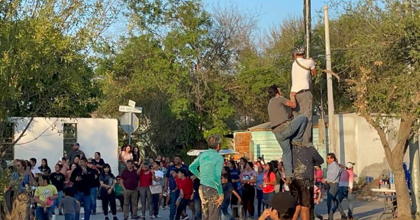 Reciben el año con la tradición del “palo encebado”