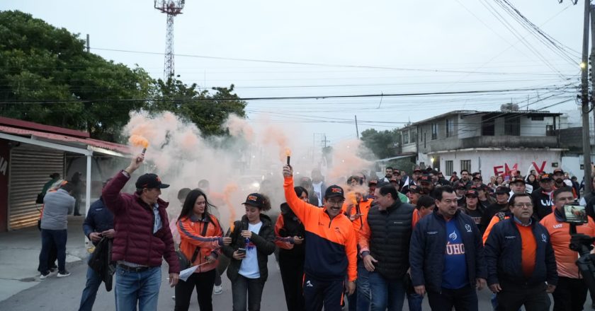 Encabeza Rector caravana naranja en apoyo al Correcaminos