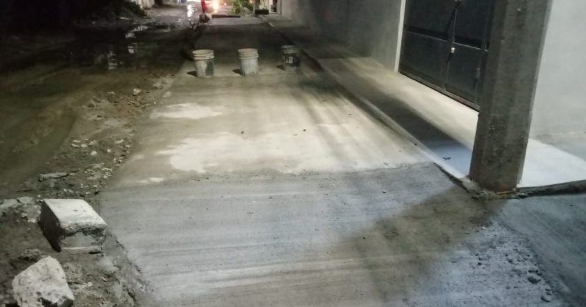 Con recursos propios, vecinos de la Lázaro Cárdenas pavimentan calles